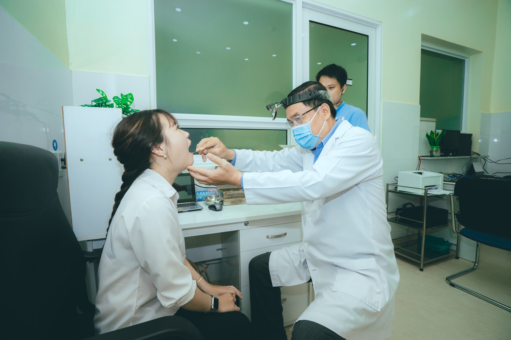 Bác sĩ Tô Quang Định đang khám bệnh